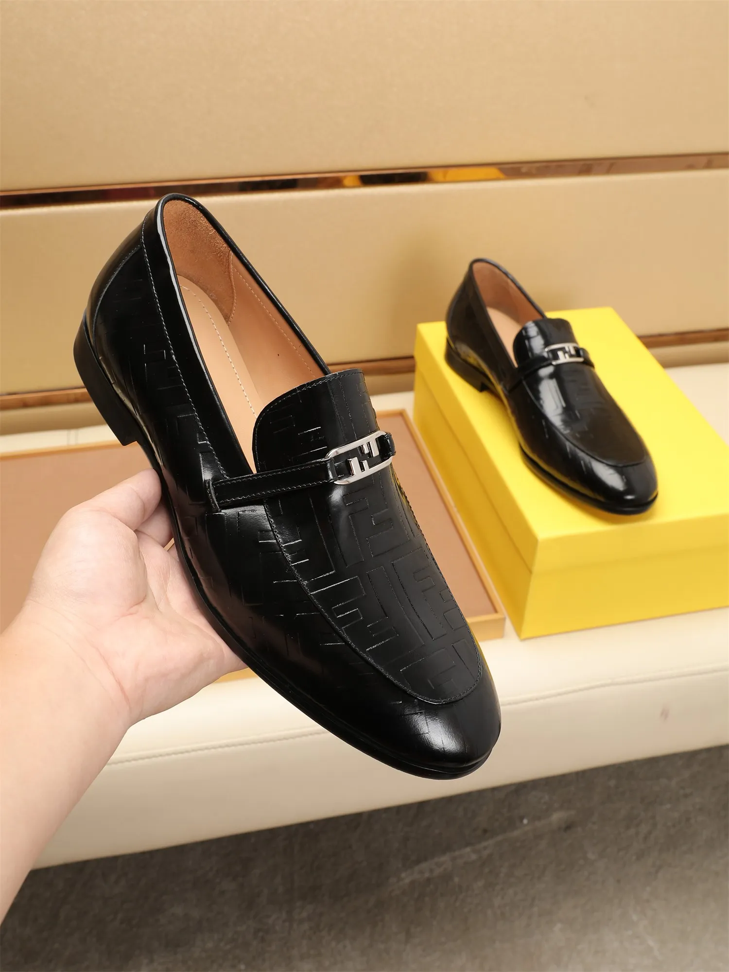 Men's shoes💰460 🕷🕷【FENDI】The latest men's formal leather shoes🇨🇳Classic series not to be missed💯The first layer is made of imported first-layer cowhide☘Original quality, the leather is smooth and delicate🎋Awesome version, perfect streamlined outline🍇Cowhide lining, size 38-44 (customized at 45.46)...